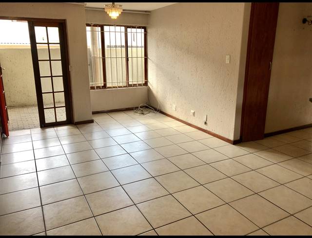 2 BEDROOM APARTMENT FOR SALE IN BRYANSTON